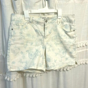 Artisan New York white and blue floral shorts size 10